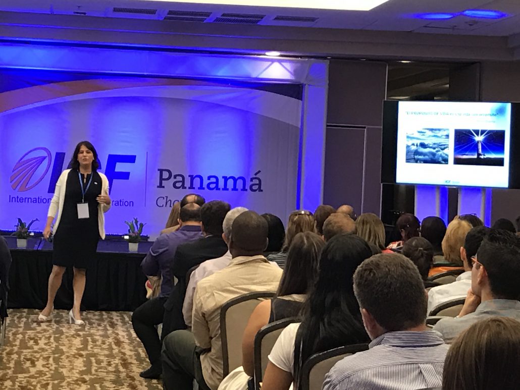Fátima Ribeiro apresenta ferramentas de coaching a uma audiência na ICF Panamá
