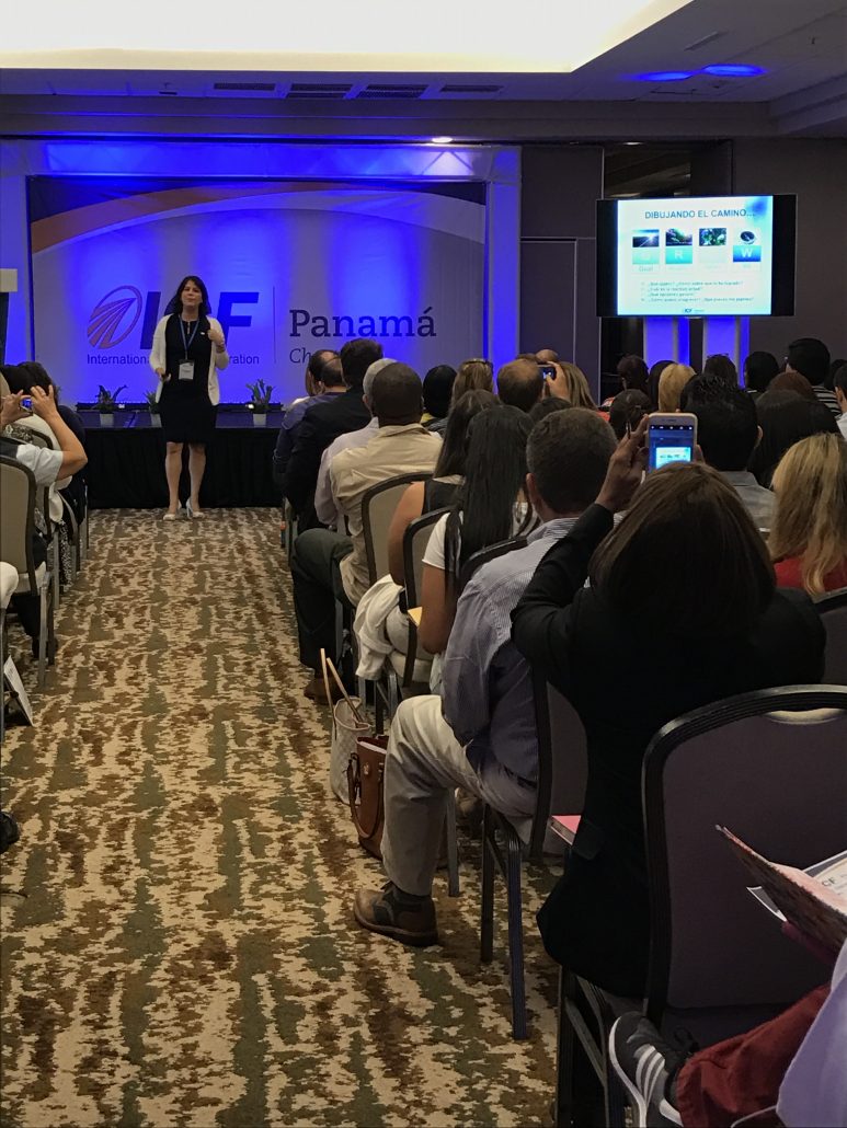 Participantes assistem a uma apresentação da Semana do Coaching da ICF Panamá