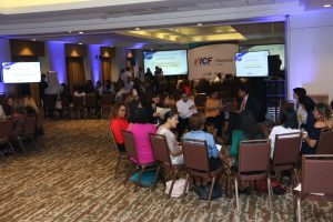 Participantes reunidos na sala da Feira do Coaching da ICF Panamá